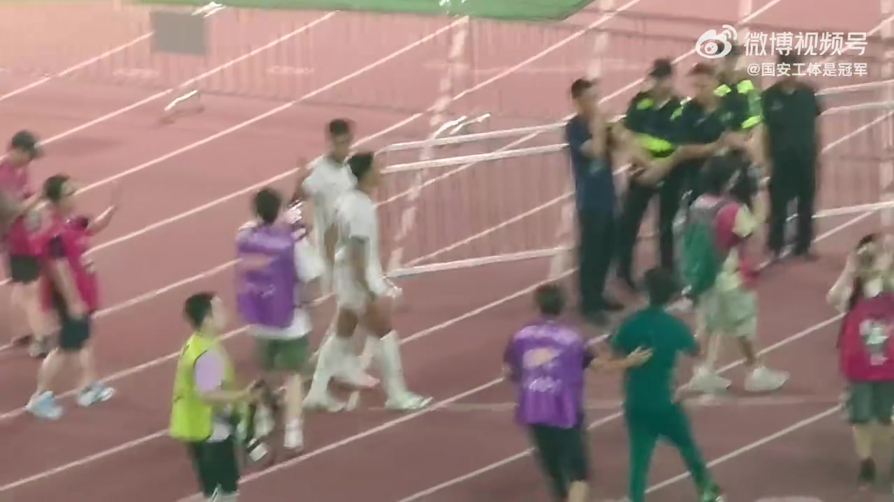 柏杨定律闪耀赛场，国安球迷齐声盛赞其非凡表现